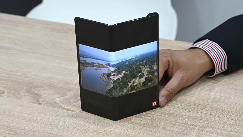 Normalmente nunca usarías el Mate X a medio abrir, pero así quedaría si decidieses hacerloFoto: Sam Rutherford (Gizmodo)